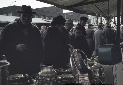 853868 Afbeelding van de rommelmarkt op het Paardenveld te Utrecht.